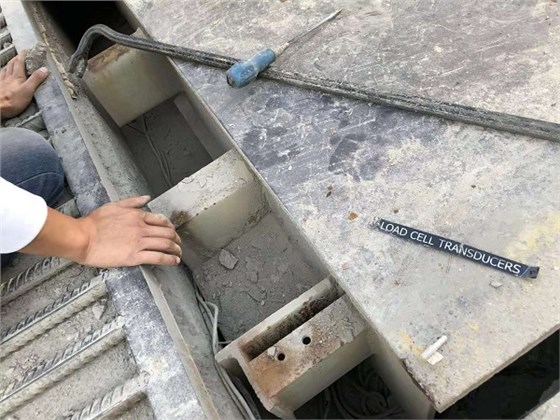 汽車衡更換傳感器現(xiàn)場(chǎng) (2) 汽車衡更換傳感器現(xiàn)場(chǎng) (2)