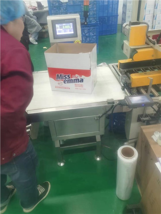 在線檢重秤配套貼膠機應(yīng)用