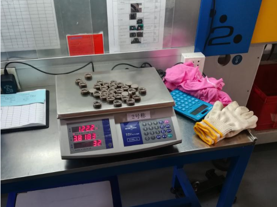 電子計數(shù)秤維修現(xiàn)場.1