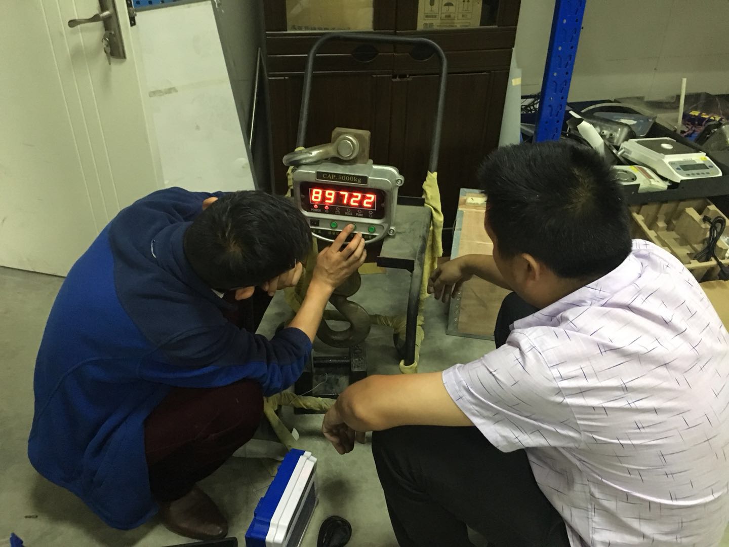 電子吊秤維修現(xiàn)場