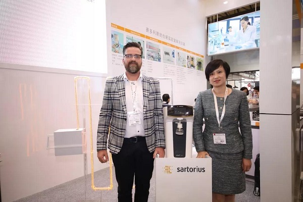 盧莉瓊女士、Frank先生與新品arium® mini essential超純水系統(tǒng)合影。